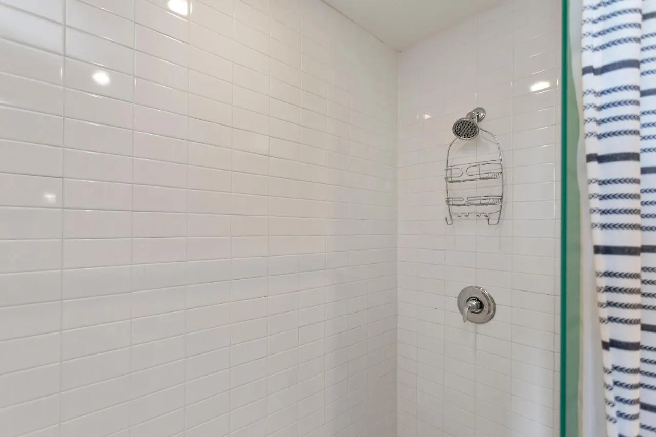 Soak Up The Opulent Feel Of A Lavish Monochrome Abode Villa Nashville 0*,